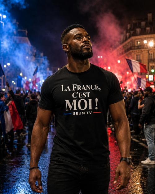 Homme portant le maillot noir La France c’est moi SEUM TV en fan zone avec fumigènes bleu et rouge.