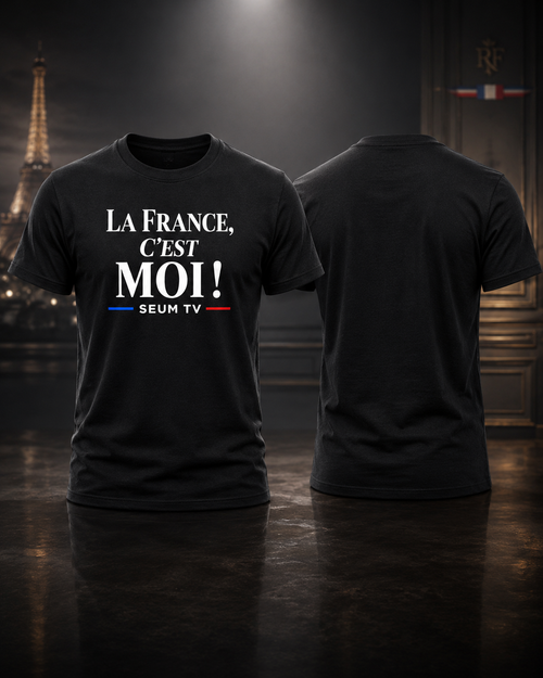 Maillot noir La France c’est moi SEUM TV présenté en recto verso devant la Tour Eiffel.