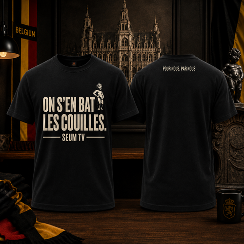 Maillot noir On s’en bat les couilles SEUM TV présenté en recto verso dans un décor belge.