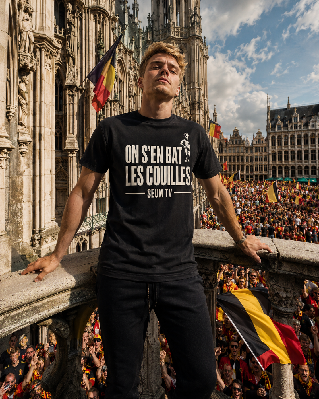 Supporter portant le maillot noir On s’en bat les couilles SEUM TV sur un balcon de la Grand-Place avec foule belge.
